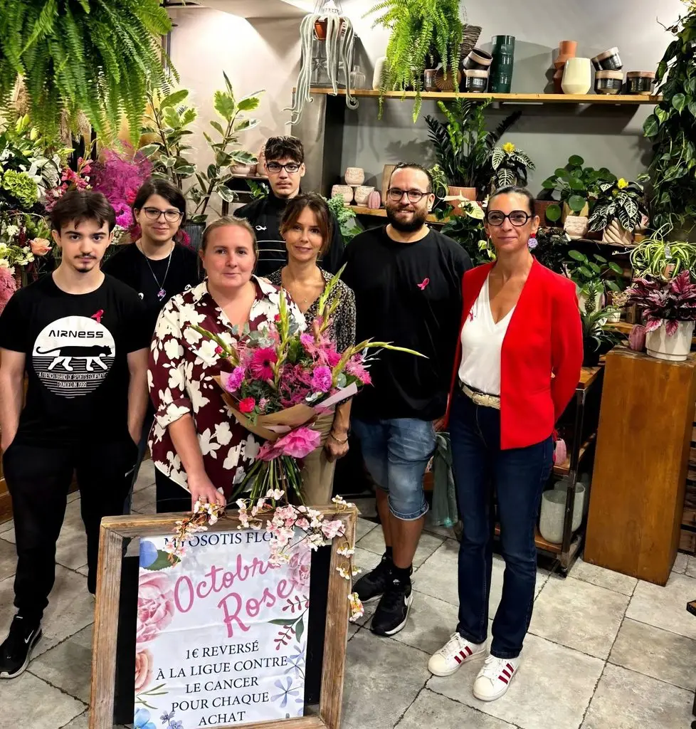 Elodie, Véronique et trois jeunes de l'E2C d'Alès avec les gérants de Myosotis Flora pour le lancement d'Octobre Rose